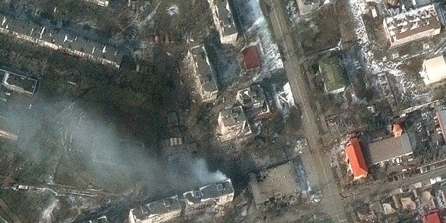 Before/after views of apartment buildings and damage, Zelinskovo Street (Location: 47.105, 37.514)