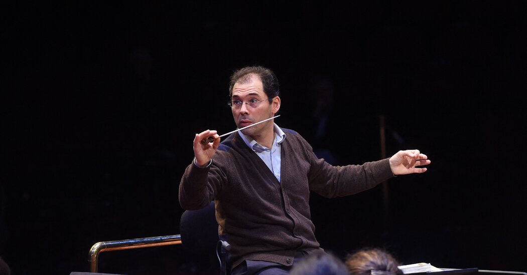 Pressed About Putin, Russian Conductor Quits Bolshoi and French Posts