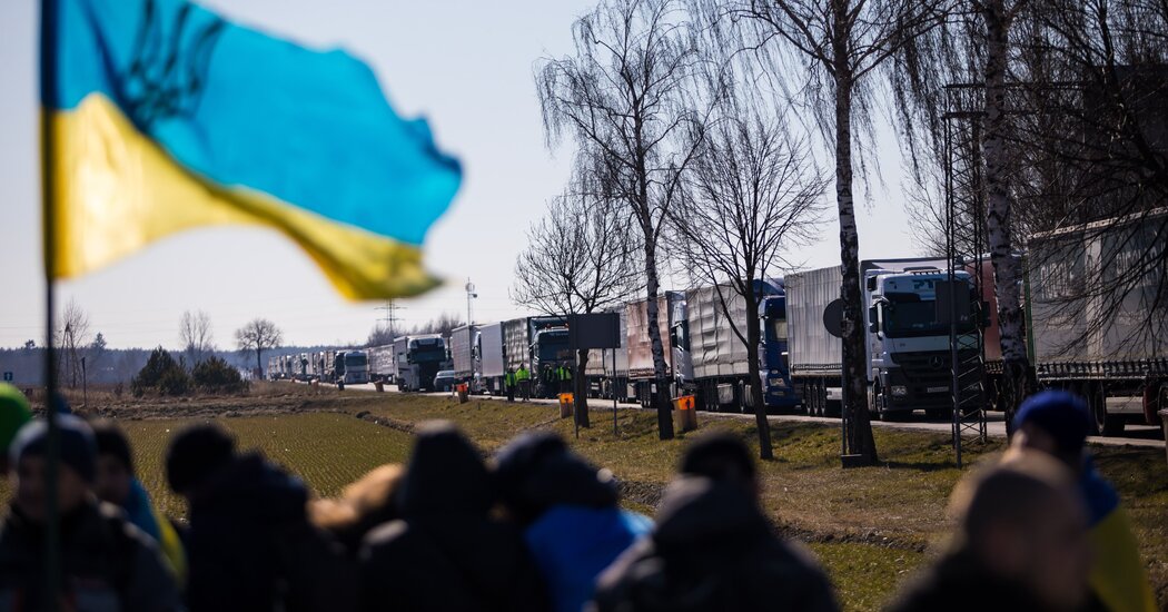 Video: Protesters Block Cargo Traffic at Poland-Belarus Border Crossing