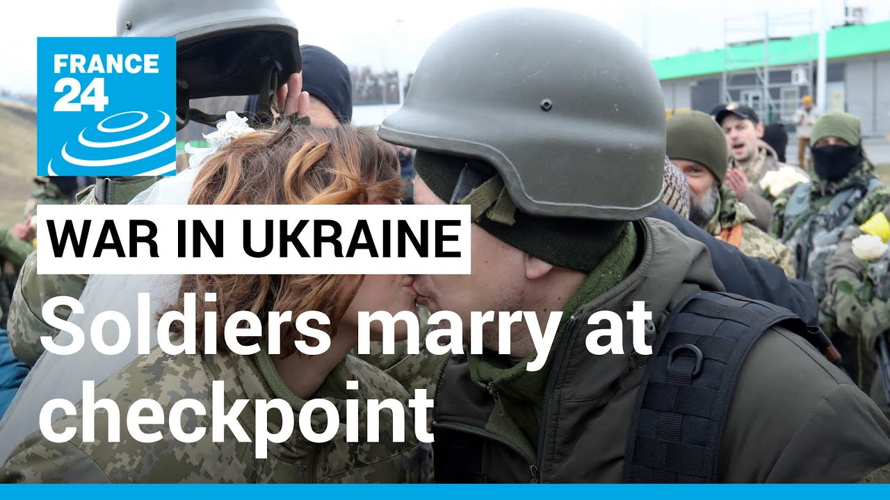 Ukrainian civilian soldiers marry at Kyiv checkpoint, as war rages • FRANCE 24 English