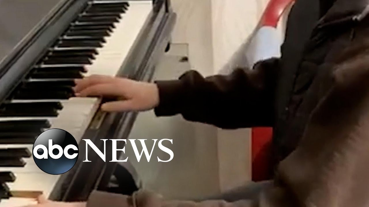 Girl plays piano before evacuating Kharkiv