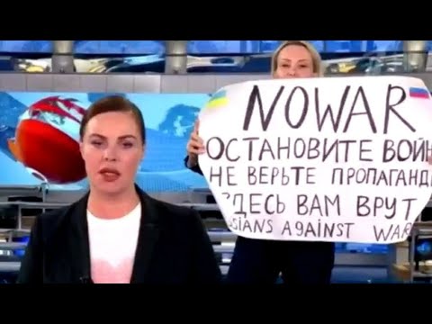 ‘No war’: Russian state TV producer interrupts newscast in daring act of dissent • FRANCE 24