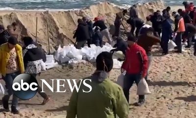 Ukrainians help prepare sandbags for barricades to protect Odessa l ABC News