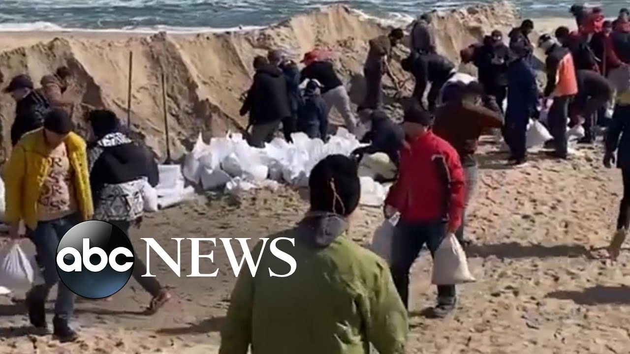 Ukrainians help prepare sandbags for barricades to protect Odessa l ABC News