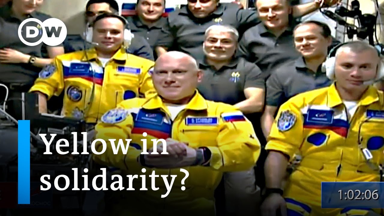 Russian cosmonauts board the ISS wearing blue and yellow suits | DW News