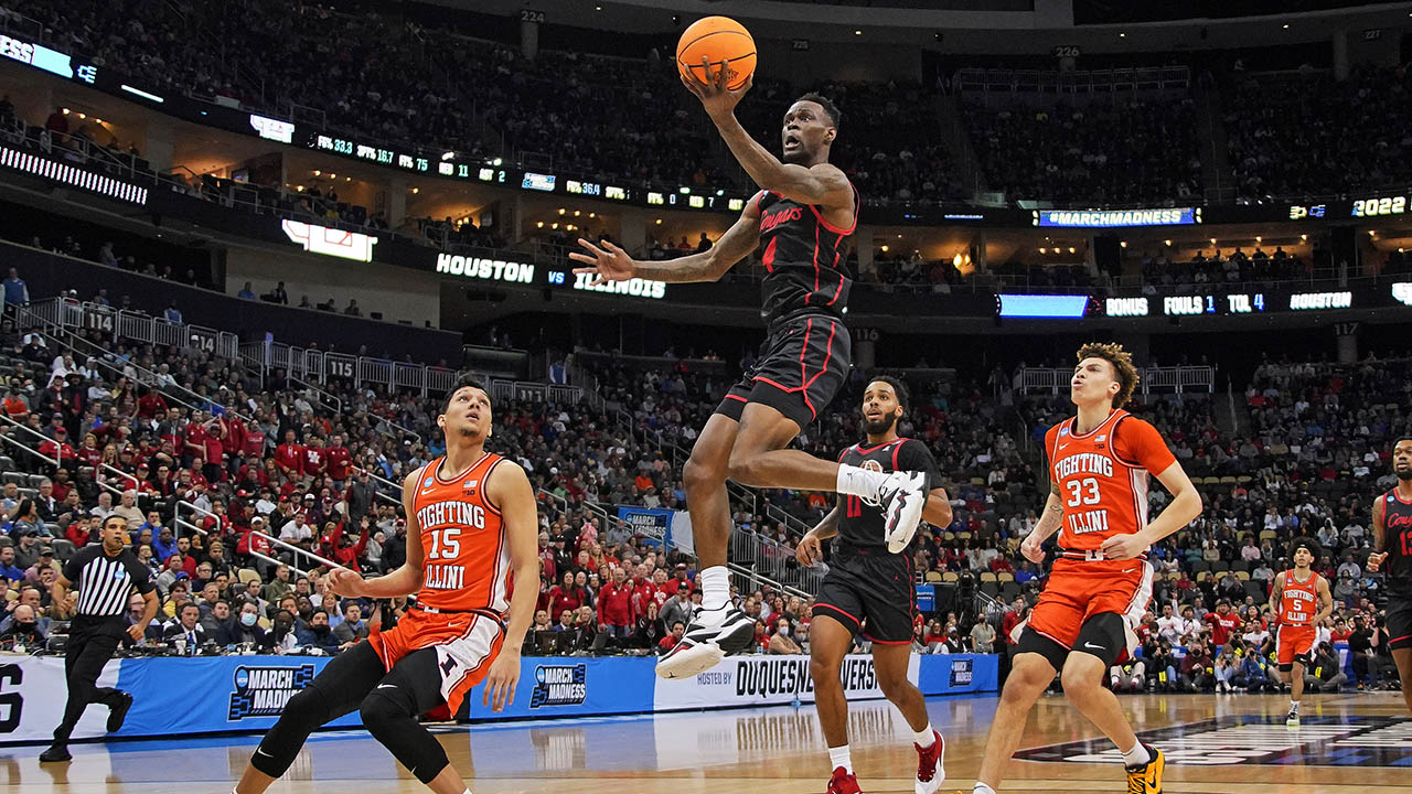 March Madness 2022: Taze Moore scores 21, Houston hammers Illinois to make Sweet 16