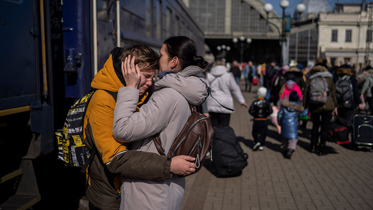 Shelter bombed in Ukraine city; war seen entering new phase