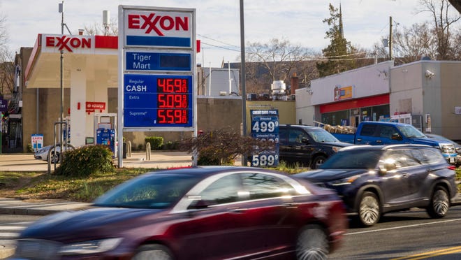 Chicago businessman Willie Wilson gives thousands of drivers free gas