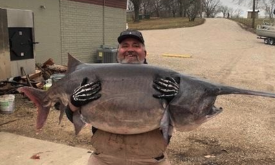 Illinois man catches 140-pound paddlefish, setting new fishing record in Missouri