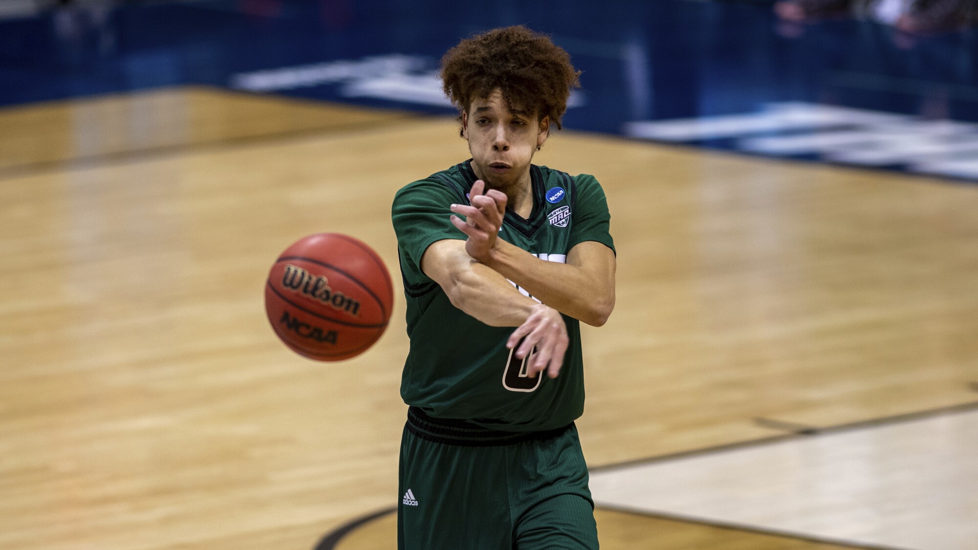 Jason Preston makes a pass during an NCAA tournament game.