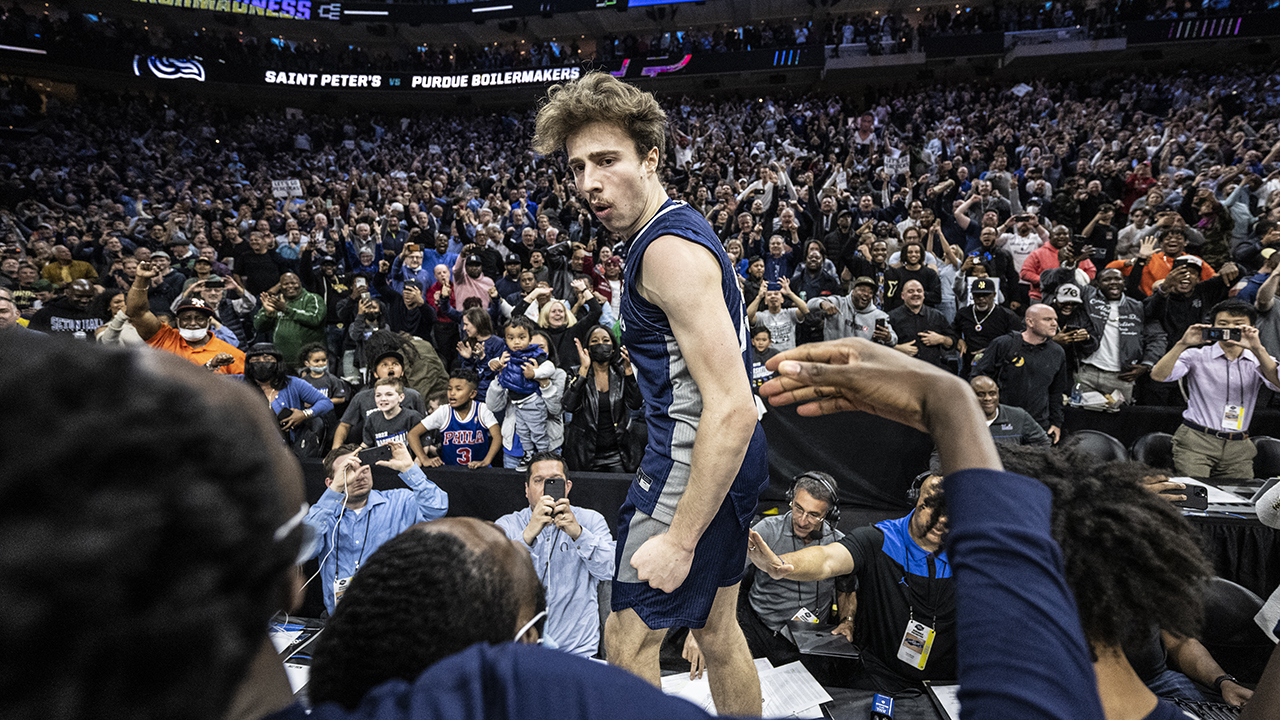 March Madness 2022: Saint Peter’s Doug Edert captivates with shooting skills, stylish mustache