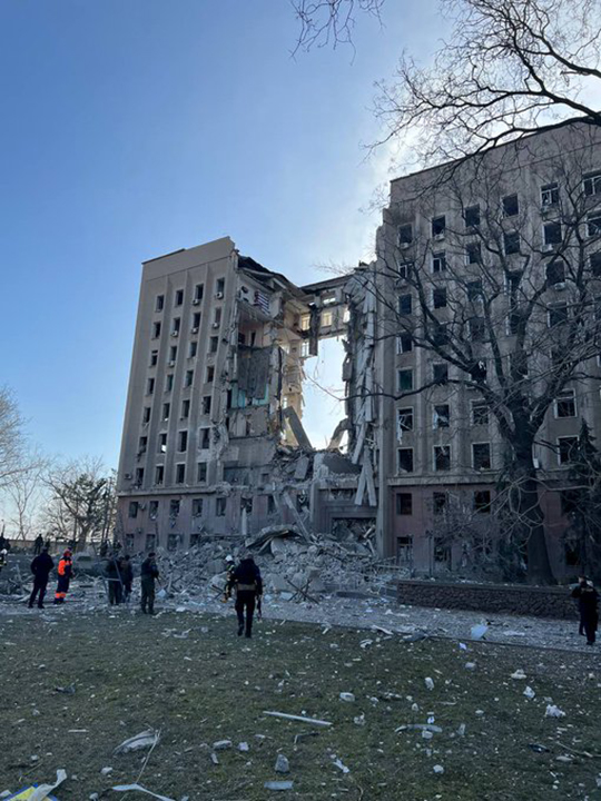 Russian forces bombed Ukrainian administration building, 8 civilians missing