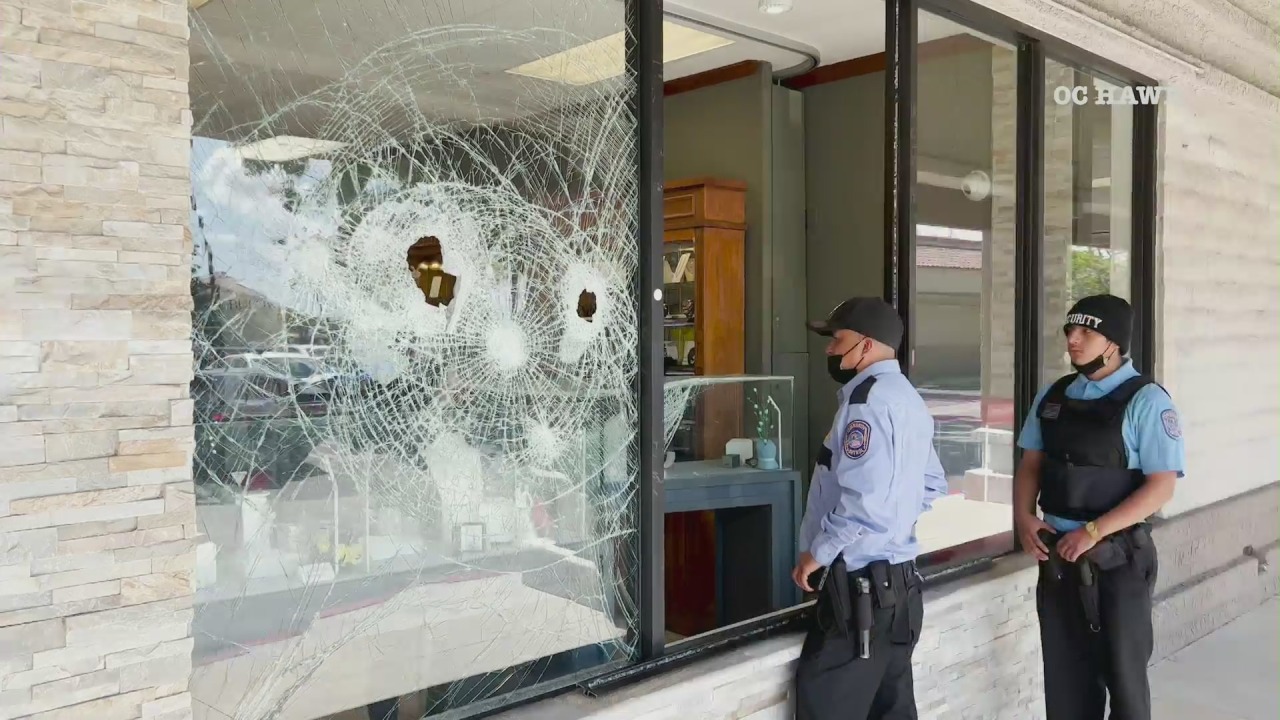 Smash-and-grab robbers hit Paramount jewelry store; 2 arrested