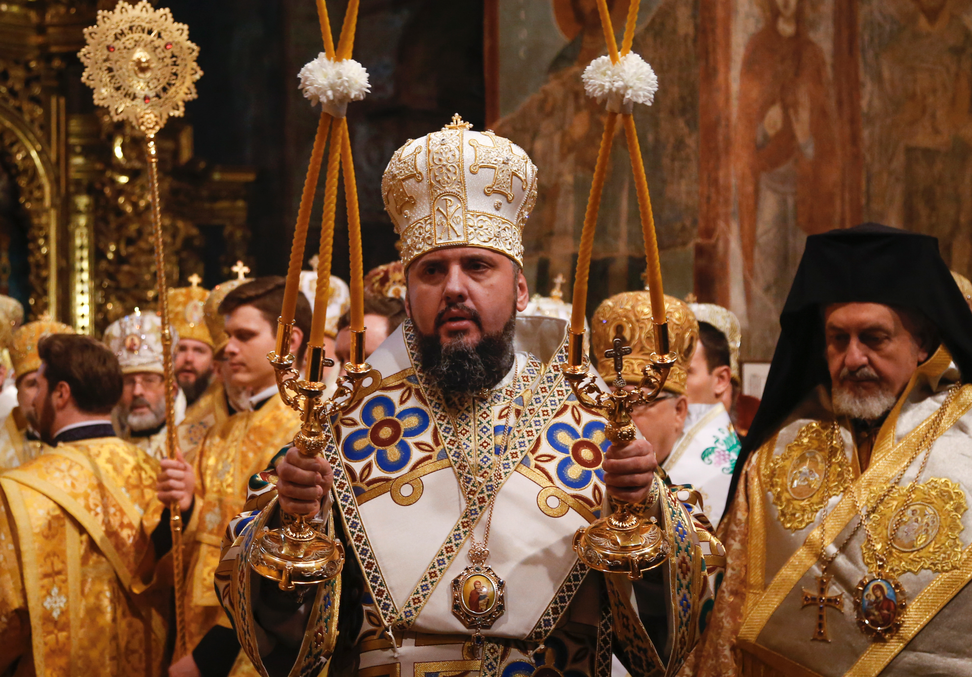 Hundreds of Orthodox churches in Ukraine reject Moscow Patriarchate for Kyiv, church leader says