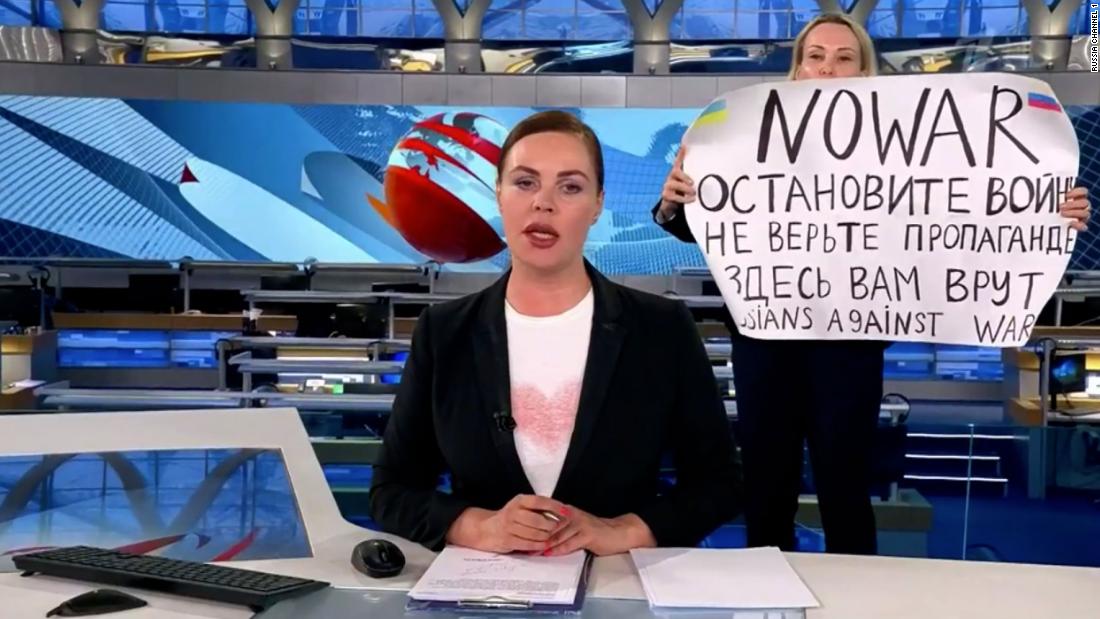 Journalist interrupts live Russian state news broadcast to denounce invasion of Ukraine