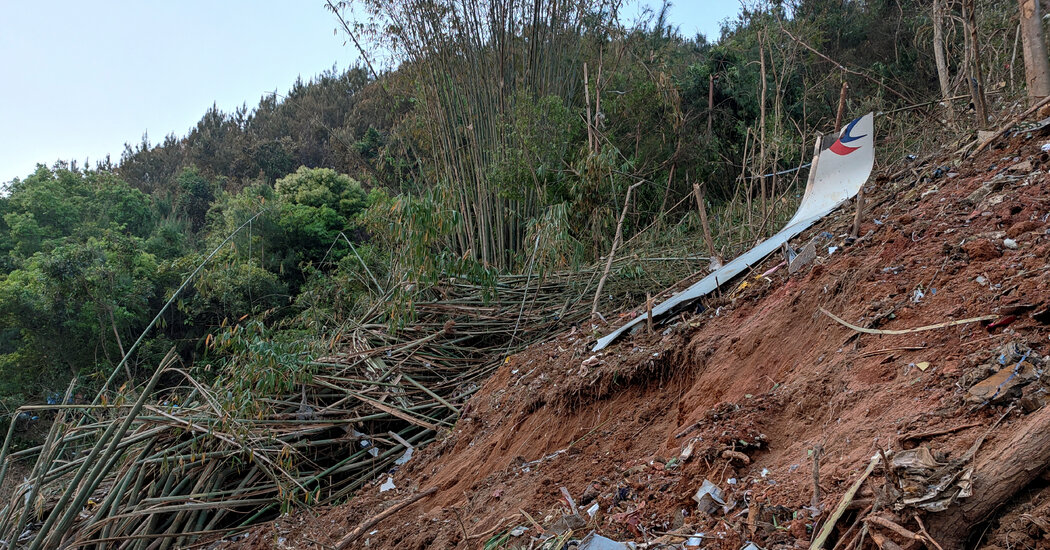 Chinese Plane’s Steep Plunge Points to ‘Minuscule’ Chance of Survival