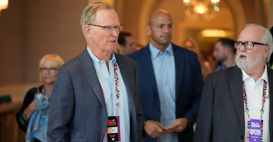 Brian Flores’s Lawsuit Looms Over N.F.L. Owners Meetings