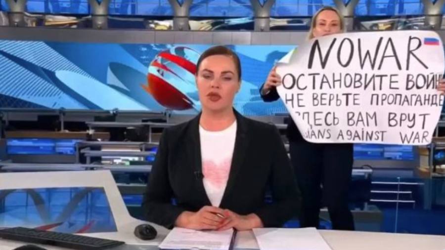 Russian ‘stop the war’ protester disrupts state TV news