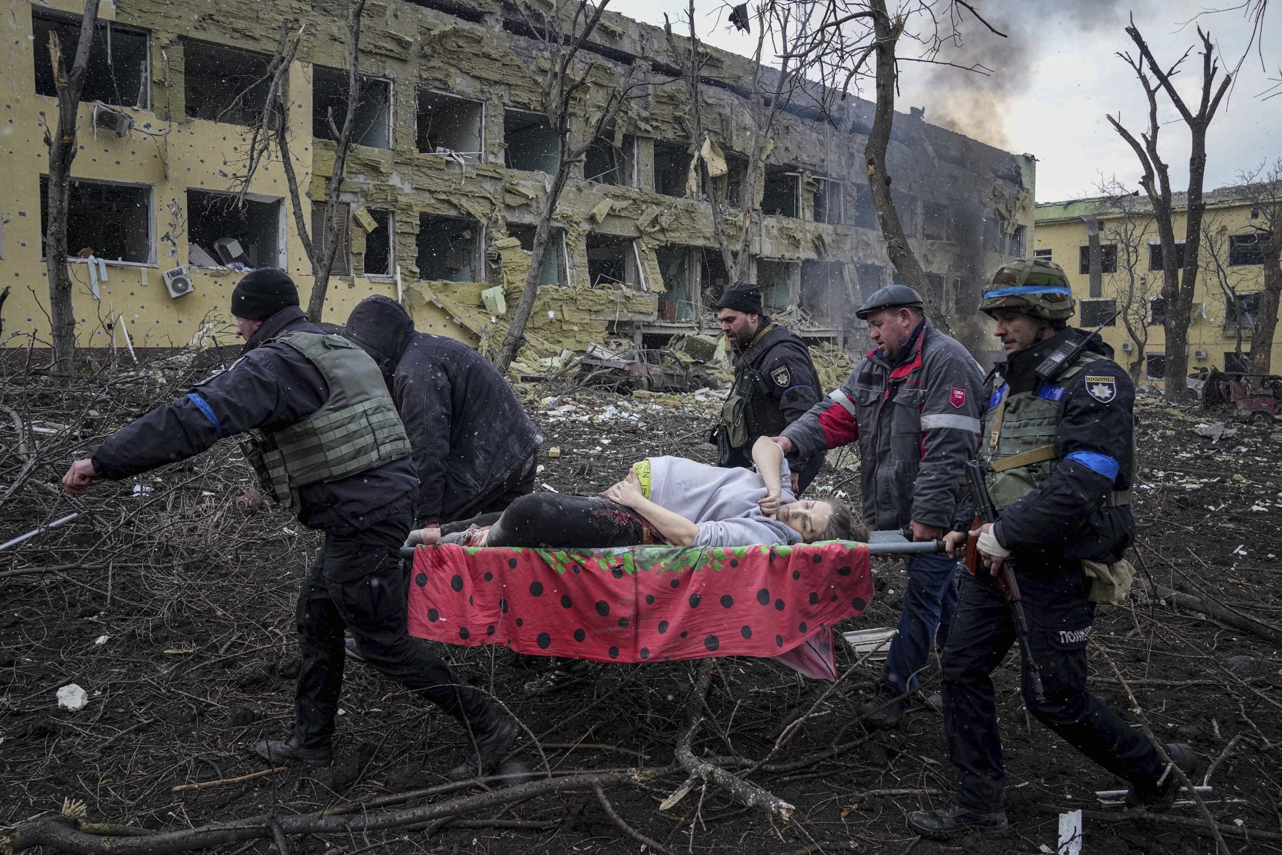 Pregnant woman and her baby injured in Mariupol maternity hospital bombing have died, AP reports