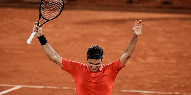 Switzerland's Roger Federer celebrates after defeating Germany's Dominik Koepfer in their third round match on day 7, of the French Open tennis tournament at Roland Garros in Paris, France, Saturday, June 5, 2021. (AP Photo/Thibault Camus)