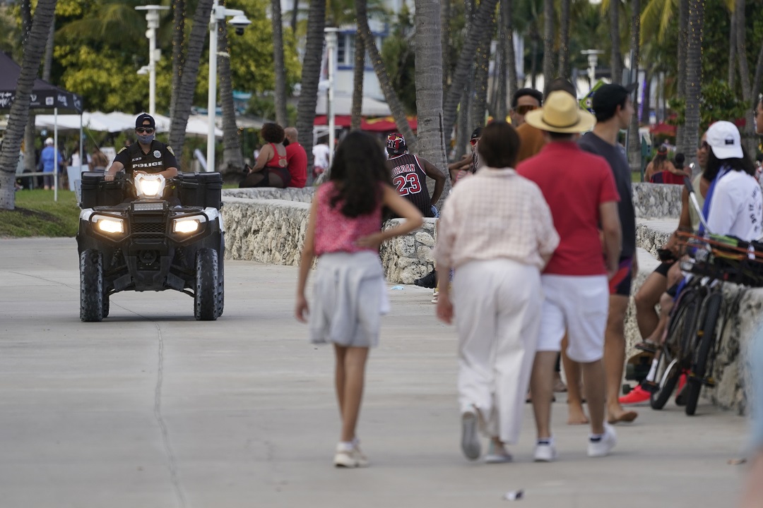 Miami Beach imposes curfew to deal with spring breakers after shootings; will discuss emergency order Tuesday