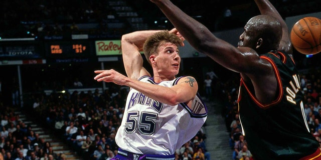 Jason Williams #55 of the Sacramento Kings makes a pass against the Seattle Supersonics during the NBA game circa 1999 in Sacramento, California. 