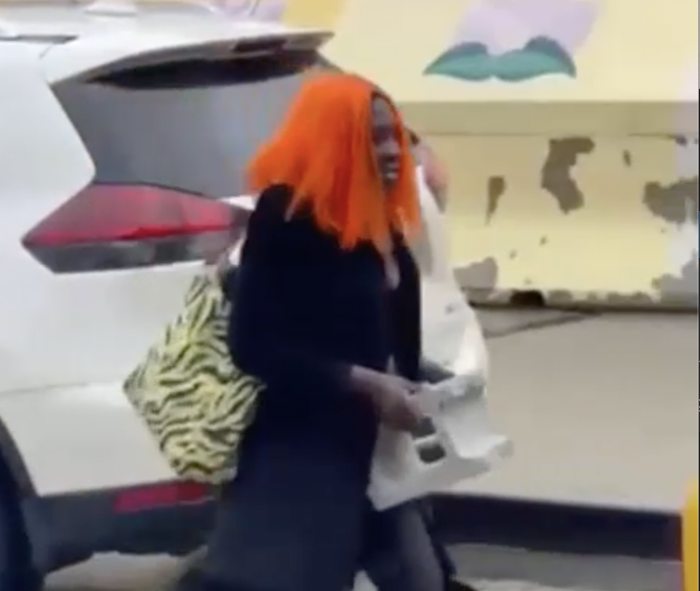 Brazen thief in orange wig bashes NYC taxi with cinder block: video