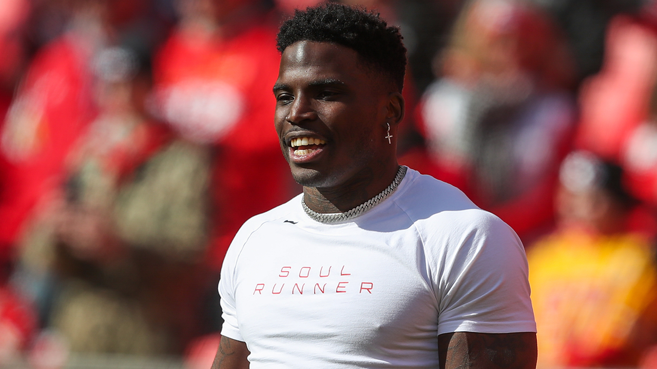 Chiefs to trade Tyreek Hill to Dolphins for multiple draft picks in NFL shocker: reports