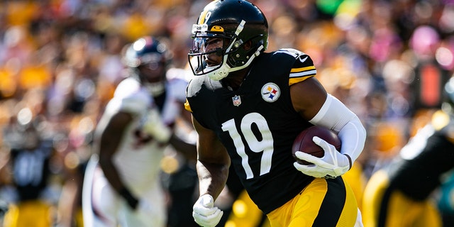 Pittsburgh Steelers wide receiver JuJu Smith-Schuster (19) runs with the ball during the game against the Denver Broncos and the Pittsburgh Steelers on Oct. 10, 2021, at Heinz Field in Pittsburgh, PA. 