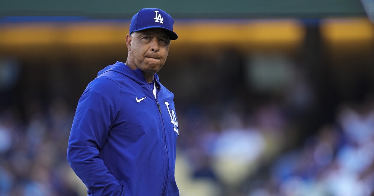 Hernández: What are Dodgers waiting for? Hurry up and re-sign Dave Roberts