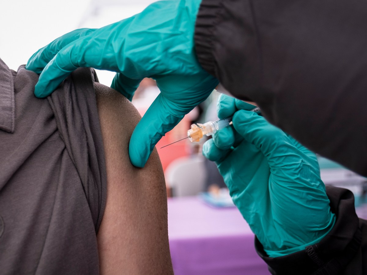 An Oakland resident receives a COVID-19 vaccination at the La Clinica de la Raza community vaccination site in Oakland on Jan. 4, 2022. Photo by Martin do Nascimento/CalMatters