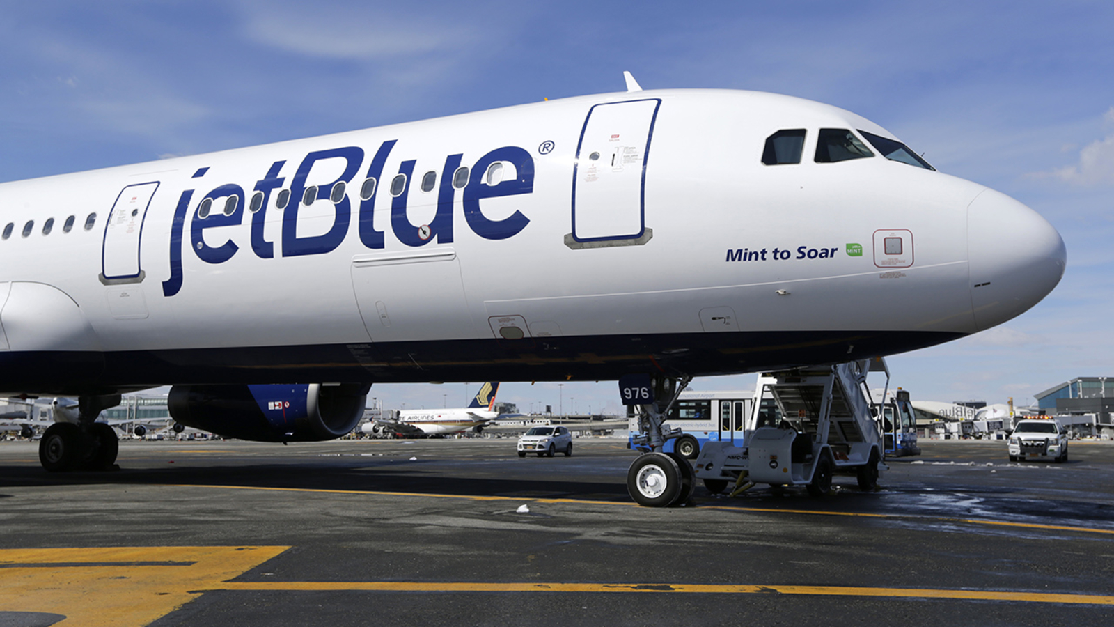 JetBlue, airlines plagued by weekend flight cancellations