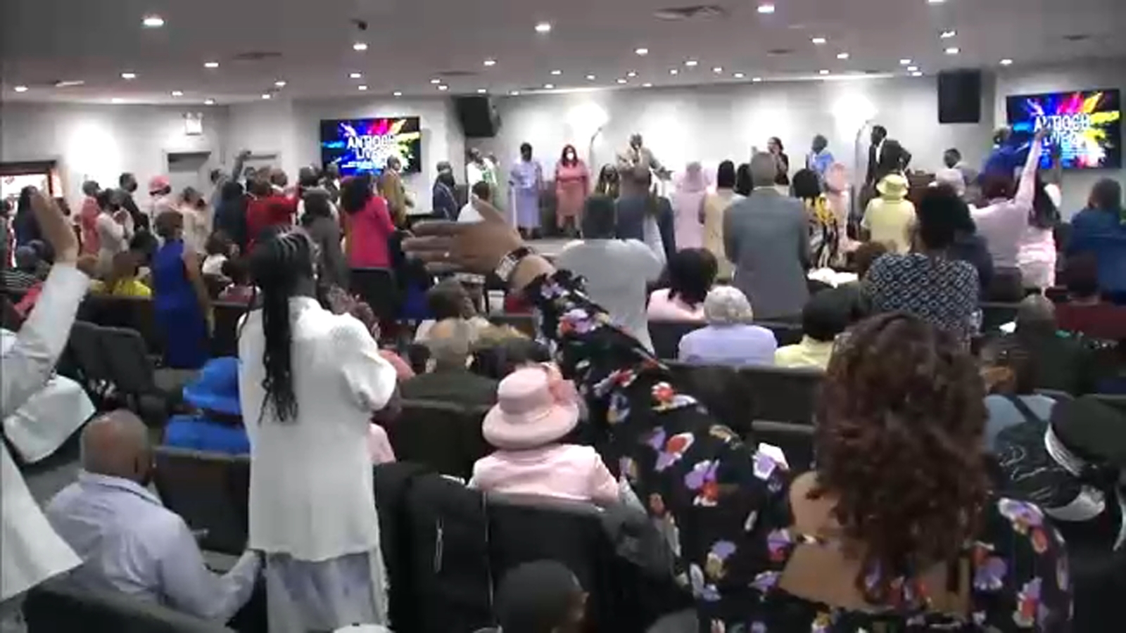 South Side congregation gathers for Easter despite devastating Chicago church fire