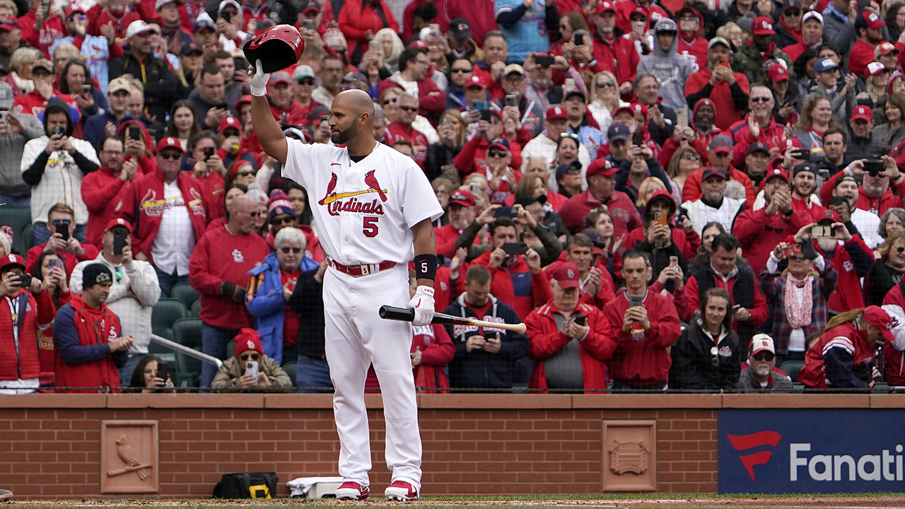 Adam Wainwright, Tyler O’Neill lift Cardinals over Pirates in Albert Pujols’ return