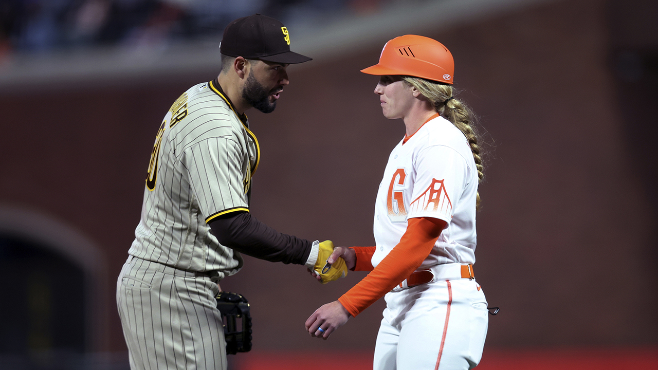 Giants’ Alyssa Nakken becomes 1st MLB female coach on field