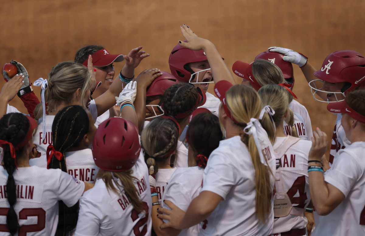 Alabama Softball Wins on Walk-off Wild Pitch