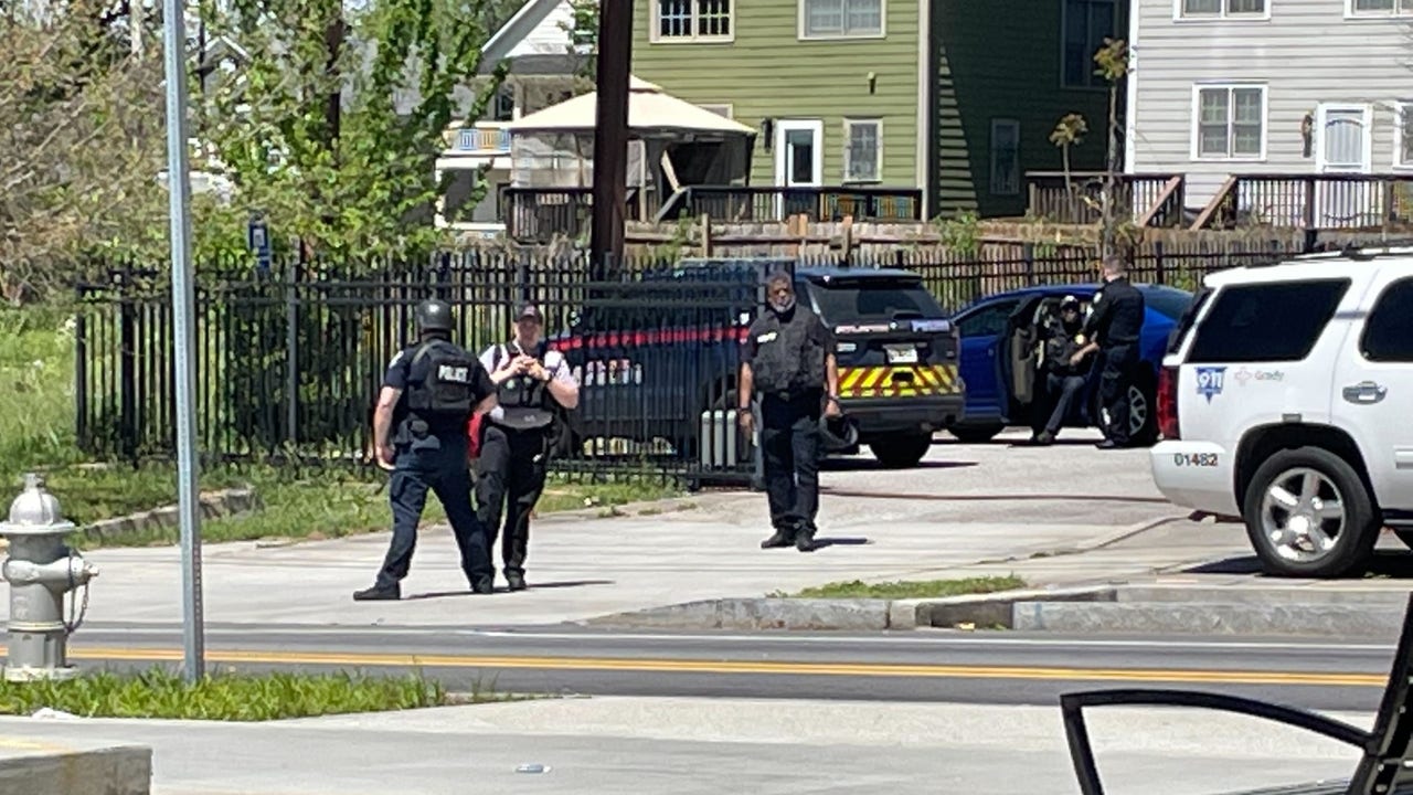 SWAT team responds to barricaded gunman at NW Atlanta grocery store