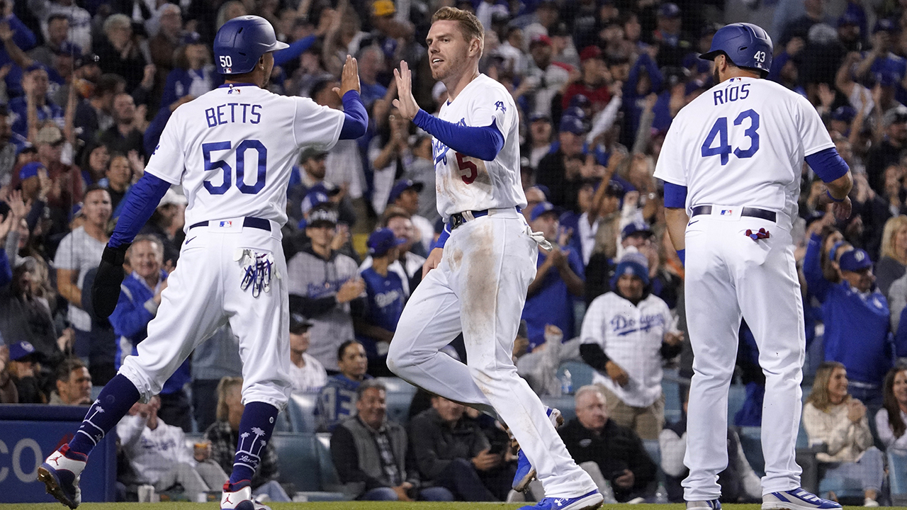 Freddie Freeman hits 1st home run for Dodgers in reunion win over Braves