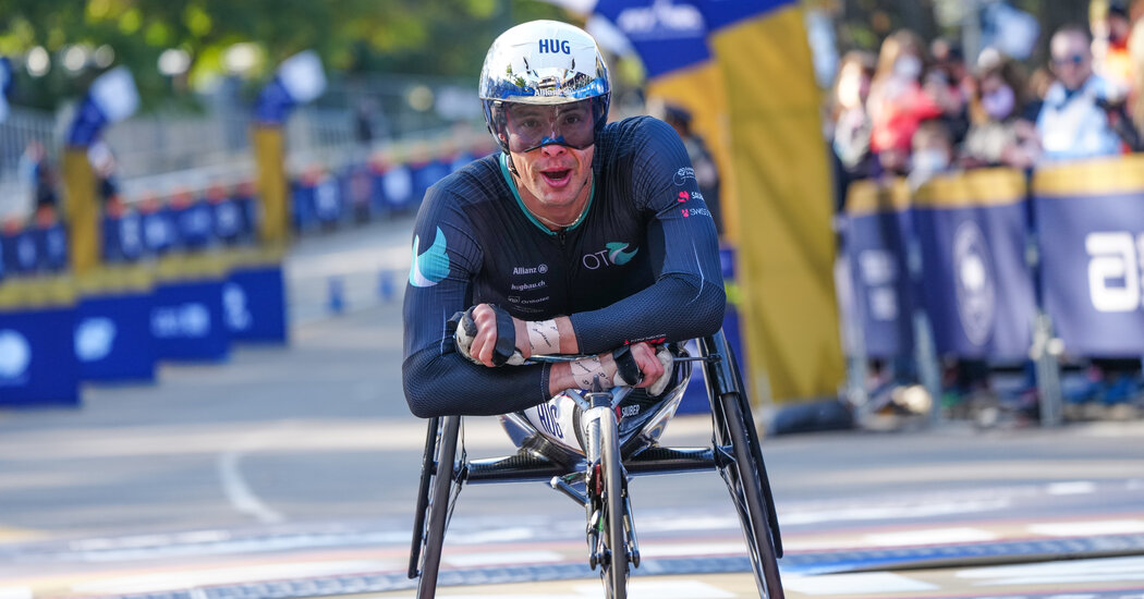 The men’s defending wheelchair champion withdraws less than an hour before the race.