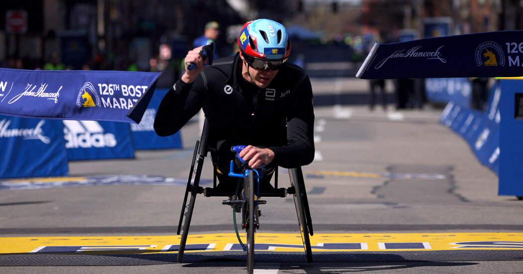 Daniel Romanchuk wins the men’s wheelchair race.