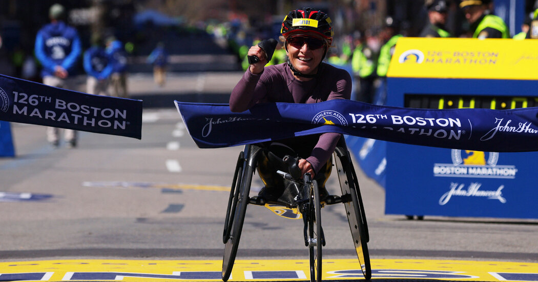 Manuela Schär takes the women’s wheelchair race.