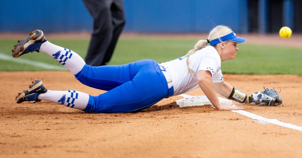 Kentucky edged out in 2-1 defeat at Arkansas