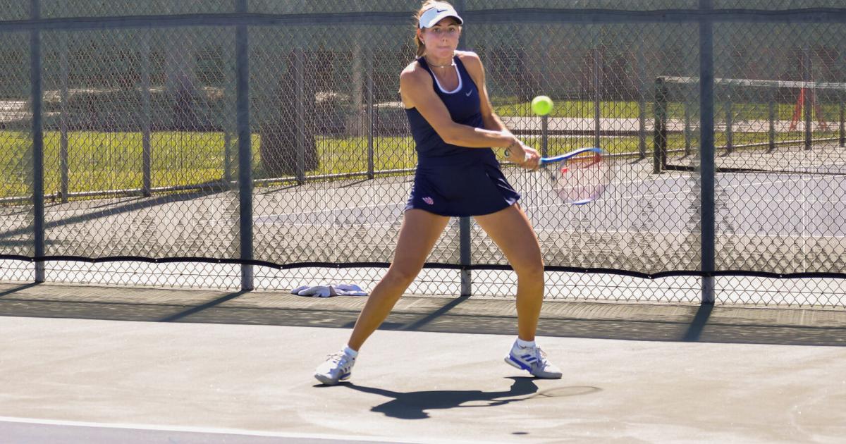 Tennis loses close match to Arizona, 4-3