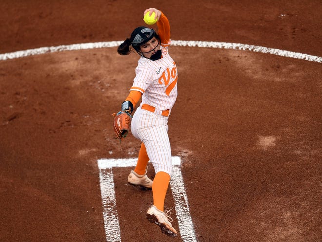 Tennessee pitcher Erin Edmoundson (21) pitches against Texas A&M's during the NCAA softball game in Knoxville,Tenn. on Monday, April 18, 2022. 