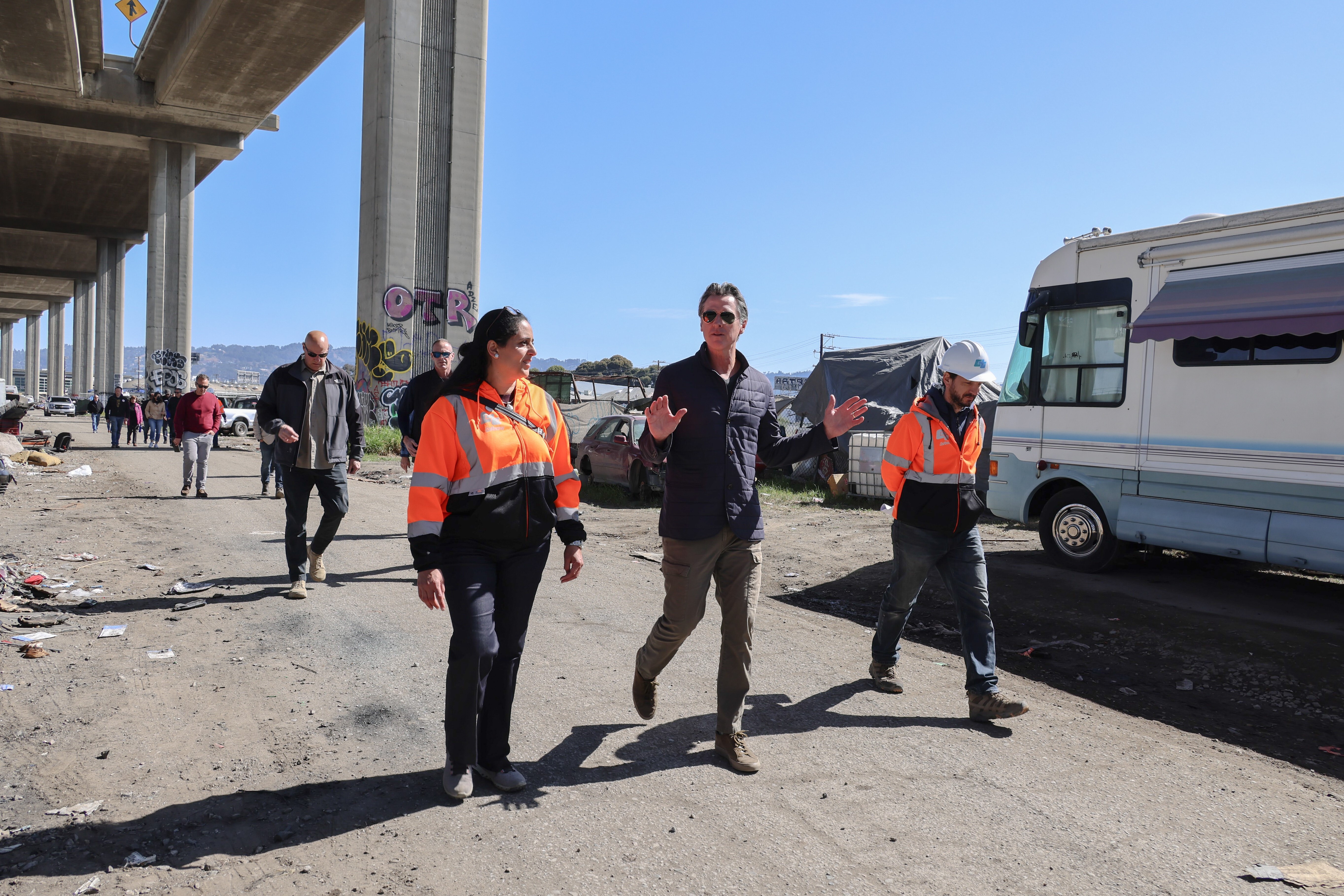 Governor Newsom and Caltrans staff visit Oakland encampment 