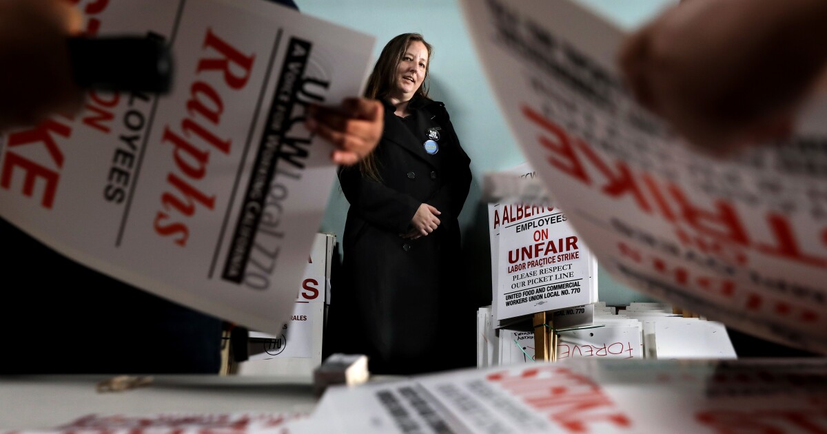 Southern California grocery workers union signs tentative wage hike agreement, averting strike