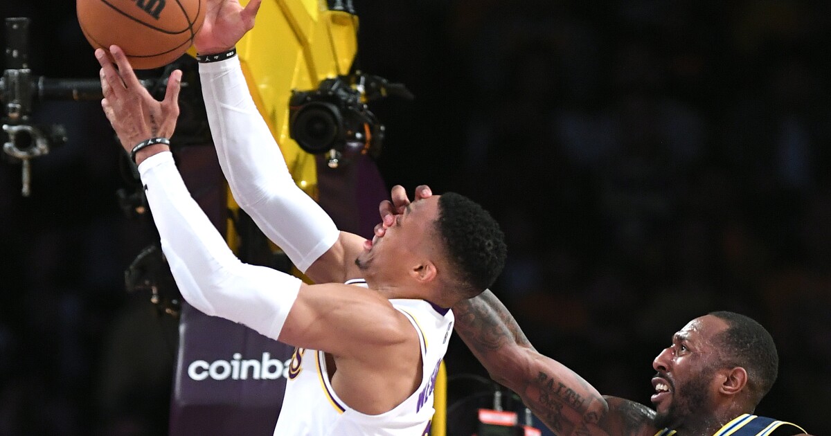 Lakers look on bright side: Despite another loss, they keep fighting spirit