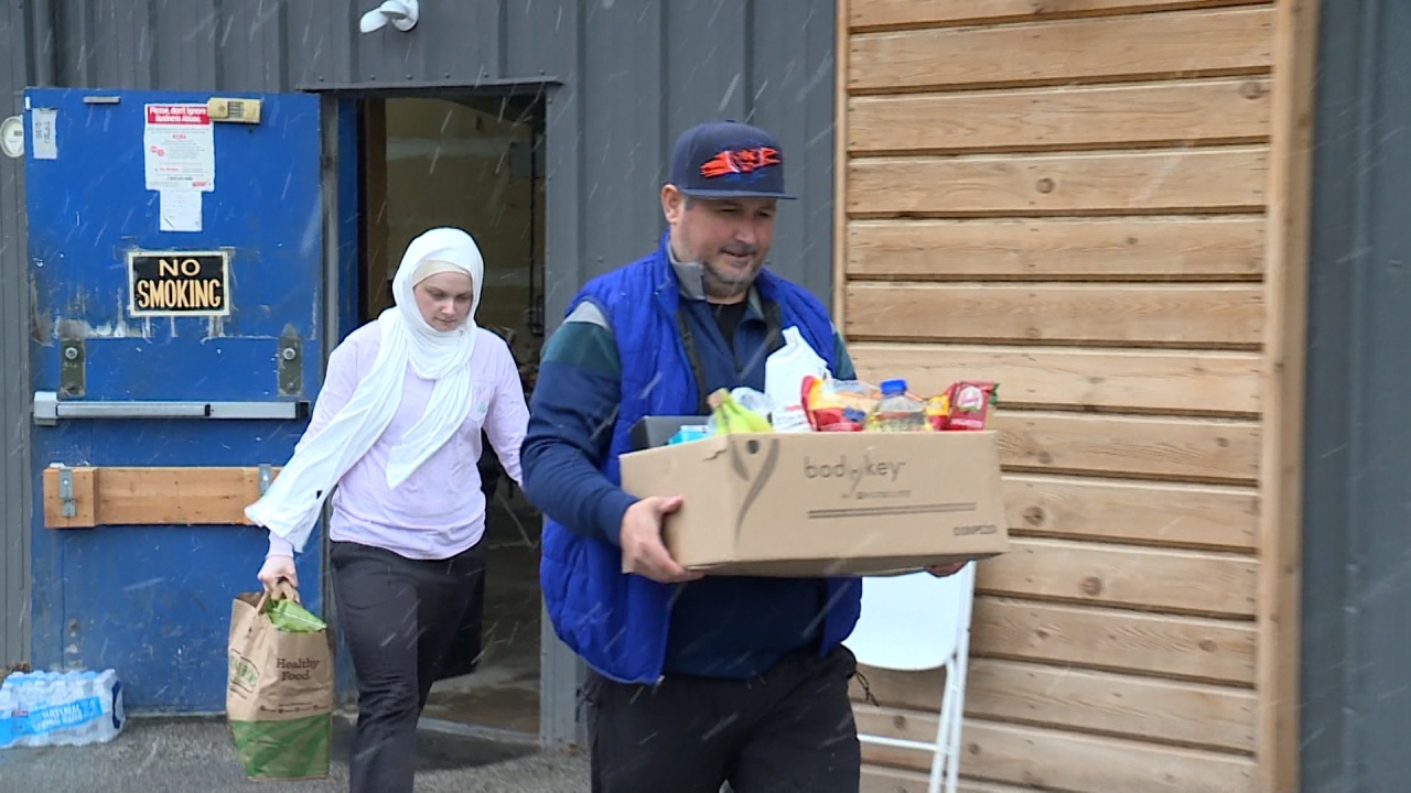 Bosnians in Des Moines collect food donations for Afghan refugees in Iowa