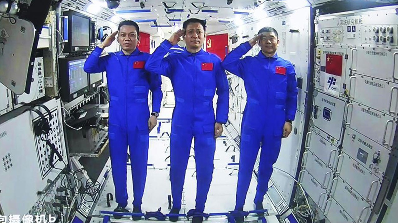 Chinese astronauts land after 6 months on space station