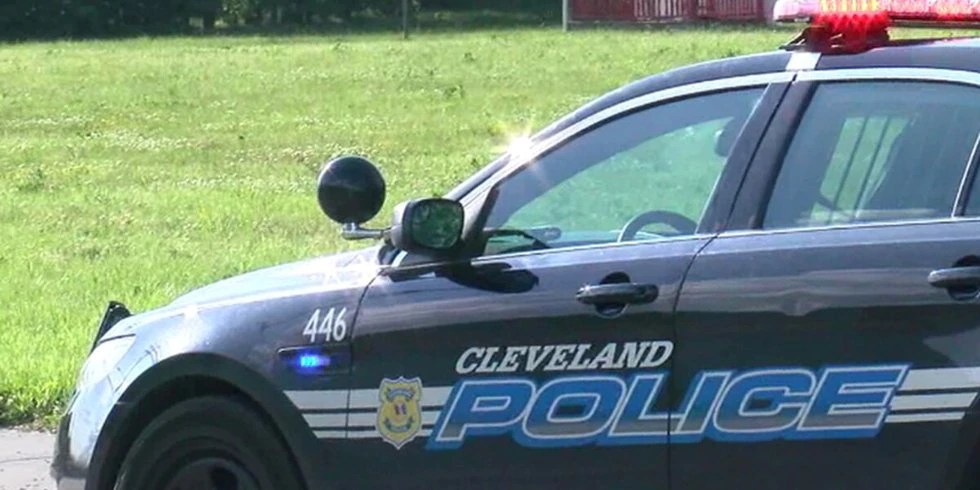 Video shows men pointing guns at Cleveland police officer